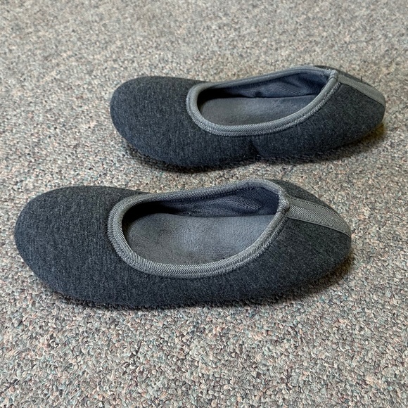 isotoner Women's Stretch Velour Victoria Ballerina House Slipper with all Around - Picture 3 of 6